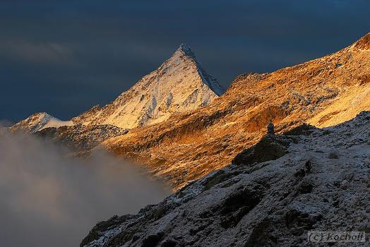 Bergspitze bei Schlechtwettersonnenaufgang im hinteren Zillertal