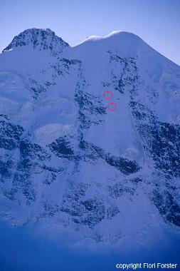 Piz Roseg Nordostwand vom Piz Morteratsch gesehen, im oberen Kreis befindet sich auf dieser Aufnahme Dominik Kocholl, im unteren Kreis sein Seilpartner Andreas Riesner.